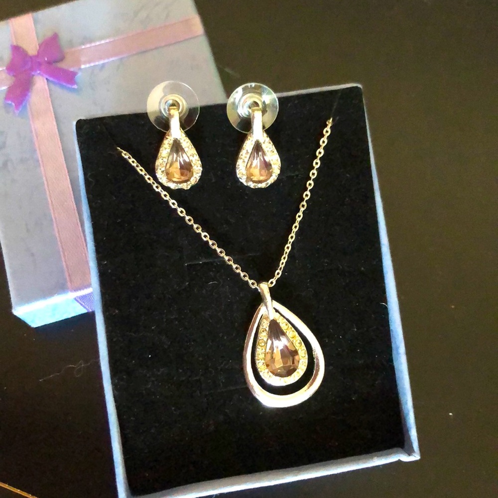Necklace and earring set